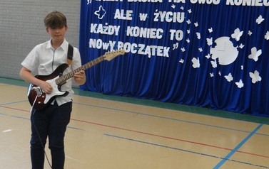 Zakończenie roku szkolnego 2021/2022 dla &oacute;smoklasist&oacute;w 2