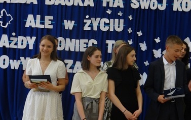Zakończenie roku szkolnego 2021/2022 dla &oacute;smoklasist&oacute;w 17