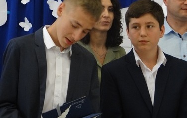 Zakończenie roku szkolnego 2021/2022 dla &oacute;smoklasist&oacute;w 18