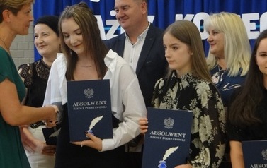 Zakończenie roku szkolnego 2021/2022 dla &oacute;smoklasist&oacute;w 33