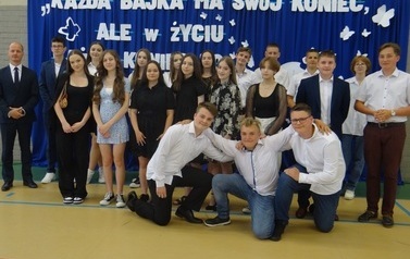 Zakończenie roku szkolnego 2021/2022 dla &oacute;smoklasist&oacute;w 70