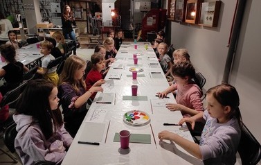 Warsztaty malowania na szkle zorganizowane  dla uczni&oacute;w klasy 2b w Centrum Dziedzictwa Szkła w Krośnie 2