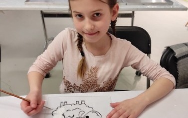 Warsztaty malowania na szkle zorganizowane  dla uczni&oacute;w klasy 2b w Centrum Dziedzictwa Szkła w Krośnie 7