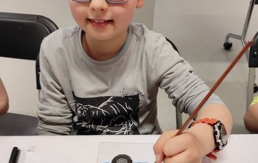 Warsztaty malowania na szkle zorganizowane  dla uczni&oacute;w klasy 2b w Centrum Dziedzictwa Szkła w Krośnie 9