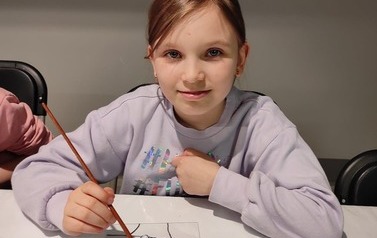Warsztaty malowania na szkle zorganizowane  dla uczni&oacute;w klasy 2b w Centrum Dziedzictwa Szkła w Krośnie 12