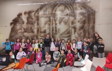 Warsztaty malowania na szkle zorganizowane  dla uczni&oacute;w klasy 2b w Centrum Dziedzictwa Szkła w Krośnie 16