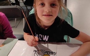 Warsztaty malowania na szkle zorganizowane  dla uczni&oacute;w klasy 2b w Centrum Dziedzictwa Szkła w Krośnie 23
