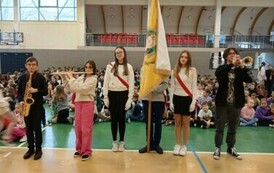 Dw&oacute;jka do hymnu! 5