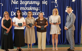 Galeria aktualności "Ruszajcie w świat i nie dajcie się nudzie!" - pożegnanie &Oacute;smoklasist&oacute;w 4