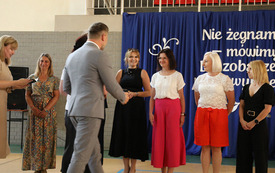 Galeria aktualności "Ruszajcie w świat i nie dajcie się nudzie!" - pożegnanie &Oacute;smoklasist&oacute;w 7