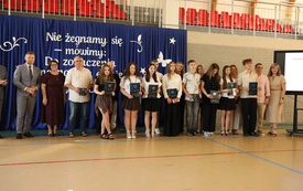 Galeria aktualności "Ruszajcie w świat i nie dajcie się nudzie!" - pożegnanie &Oacute;smoklasist&oacute;w 15