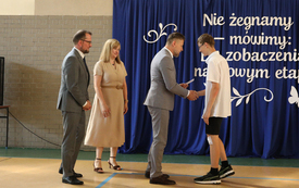 Galeria aktualności "Ruszajcie w świat i nie dajcie się nudzie!" - pożegnanie &Oacute;smoklasist&oacute;w 24