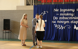 Galeria aktualności "Ruszajcie w świat i nie dajcie się nudzie!" - pożegnanie &Oacute;smoklasist&oacute;w 36