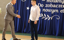 Galeria aktualności "Ruszajcie w świat i nie dajcie się nudzie!" - pożegnanie &Oacute;smoklasist&oacute;w 39