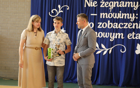 Galeria aktualności "Ruszajcie w świat i nie dajcie się nudzie!" - pożegnanie &Oacute;smoklasist&oacute;w 40