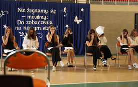 Galeria aktualności "Ruszajcie w świat i nie dajcie się nudzie!" - pożegnanie &Oacute;smoklasist&oacute;w 53