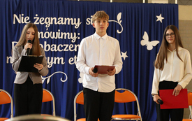 Galeria aktualności "Ruszajcie w świat i nie dajcie się nudzie!" - pożegnanie &Oacute;smoklasist&oacute;w 69