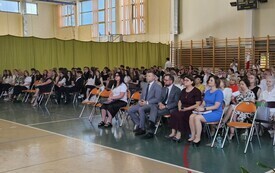 Galeria aktualności "Ruszajcie w świat i nie dajcie się nudzie!" - pożegnanie &Oacute;smoklasist&oacute;w 71