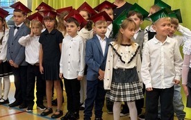 Galeria aktualności Nasi Pierwszoklasiści już oficjalnie uczniami &bdquo;Dw&oacute;jki&rdquo;! 4