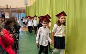 Galeria aktualności Nasi Pierwszoklasiści już oficjalnie uczniami &bdquo;Dw&oacute;jki&rdquo;! 23