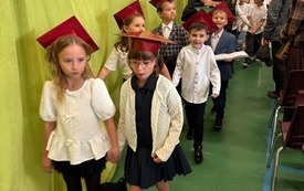 Galeria aktualności Nasi Pierwszoklasiści już oficjalnie uczniami &bdquo;Dw&oacute;jki&rdquo;! 30
