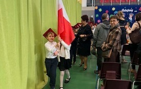 Galeria aktualności Nasi Pierwszoklasiści już oficjalnie uczniami &bdquo;Dw&oacute;jki&rdquo;! 32