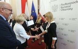 Galeria aktualności Pow&oacute;d do dumy i radości! Wyjątkowe wyr&oacute;żnienia dla naszych nauczycieli z okazji Dnia Edukacji Narodowej 4